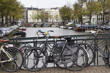 Hollanda, Amsterdam; 10 Ekim 2011, şehir ve bisiklet görünümünü birçok köprüleri - editoryal birinde Park