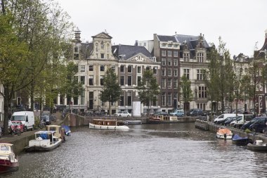 Hollanda, Amsterdam; 10 Ekim 2011, bir çok tekne Kanallar-editoryal su