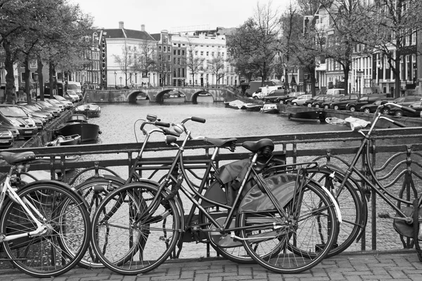 Holland, Amsterdam; 10 oktober 2011, utsikt över staden och cyklar parkerade på en av de många broarna - ledare — Stockfoto