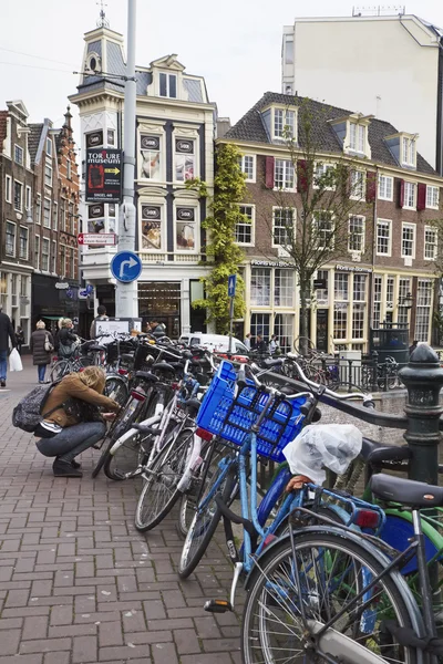 Holland, Amsterdam; 10 oktober 2011, utsikt över staden och cyklar parkerade på en av de många broarna - ledare — Stockfoto
