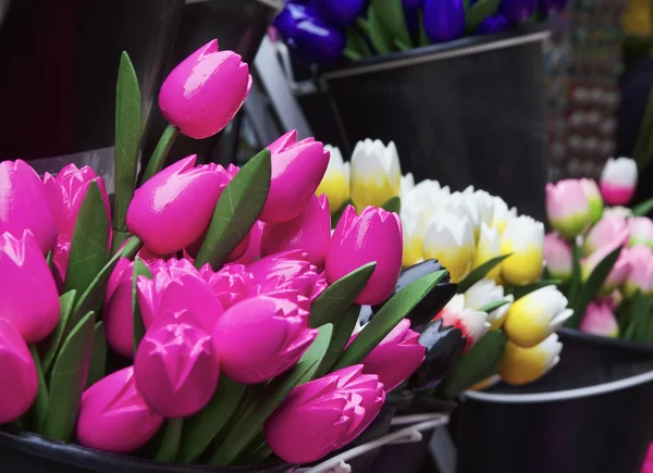 Holland, Amsterdam, håndmalte tulipaner av tre til salgs i en lokal butikk – stockfoto