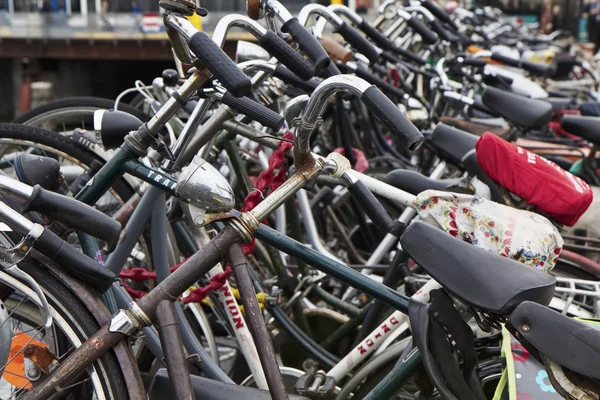 Hollanda, Amsterdam; 10 Ekim 2011, Otopark yakın Merkez İstasyonu - editoryal bisikletler