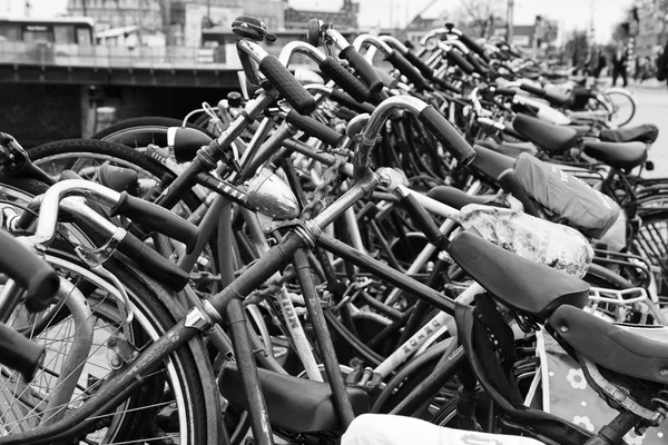 Ολλανδία, Άμστερνταμ. 10 Οκτωβρίου 2011, ποδήλατα, πάρκινγκ κοντά στον κεντρικό σταθμό - συντακτική — Φωτογραφία Αρχείου