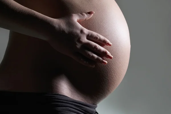 Studioporträt einer schwangeren Frau — Stockfoto