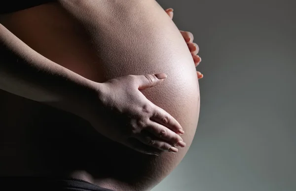 Retrato de estudio de una mujer embarazada — Foto de Stock