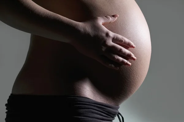 Studio portret van een zwangere vrouw Stockfoto