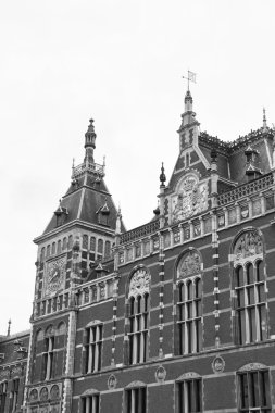 Hollanda, amsterdam merkez tren istasyonu cephe görünümünü