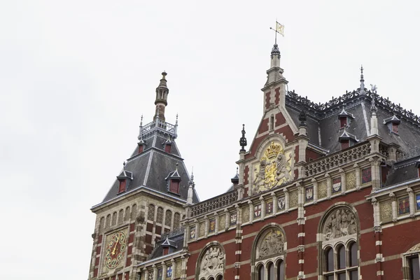 Holland, Amsterdam, view of the Central Railway Station facade — Stock Photo, Image