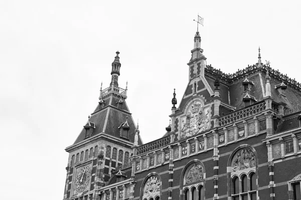 Holland, amsterdam, utsikt över centralstationen station fasaden — Stockfoto
