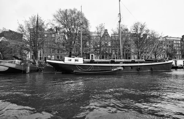 Olanda, Amsterdam, case galleggianti in un canale d'acqua — Foto Stock