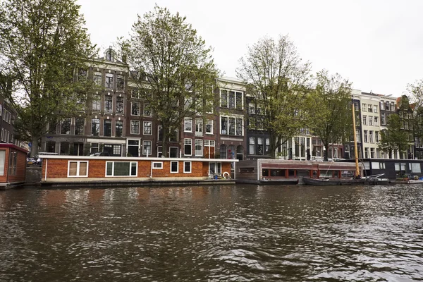 Holland, Amsterdam, Hausboote in einem Wasserkanal — Stockfoto