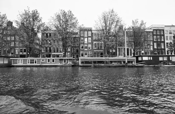 Holanda, Amsterdã, casas flutuantes em um canal de água — Fotografia de Stock