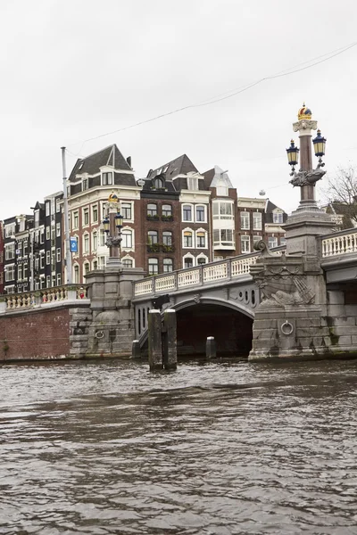 Holland, Amsterdam, Visa en av de många vatten kanalerna och fasader av gamla sten hus — Stockfoto