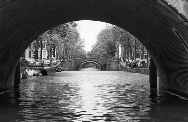 Holandsko, Amsterdam, staré kamenné mosty na vodní kanál — Stock fotografie