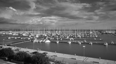 İtalya, Sicilya, Akdeniz, Marina di Ragusa; 13 Mart 2016, tekneler ve Lüks Yatlar marina - Editörden