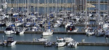 İtalya, Sicilya, Akdeniz, Marina di Ragusa; 13 Mart 2016, tekneler ve Lüks Yatlar marina - Editörden