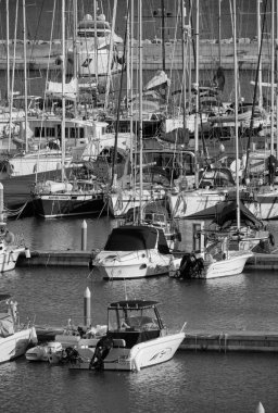 İtalya, Sicilya, Akdeniz, Marina di Ragusa; 13 Mart 2016, tekneler ve Lüks Yatlar marina - Editörden