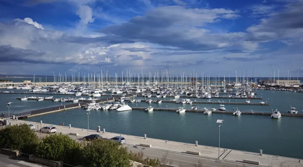 Italia, Sicilia, Mar Mediterráneo, Marina di Ragusa; 13 Marzo 2016, barcos y yates de lujo en el puerto deportivo - EDITORIAL —  Fotos de Stock
