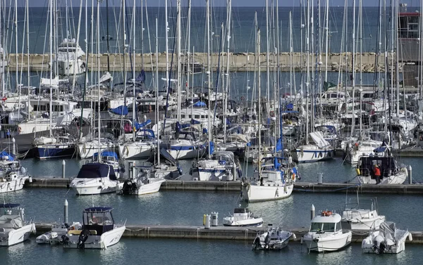 Itália, Sicília, Mar Mediterrâneo, Marina di Ragusa; 13 Março 2016, barcos e iates de luxo na marina - EDITORIAL — Fotografia de Stock