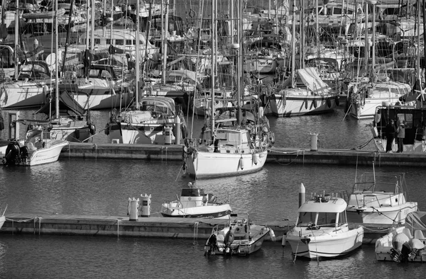 Italien, Sicilien, Medelhavet, Marina di Ragusa; 13 mars 2016, yachter båtar och lyxiga i marina - ledare — Stockfoto