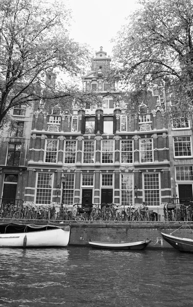 Holland, Amsterdam; 10 oktober 2011, gamla stenhus på en vatten kanal - ledare — Stockfoto