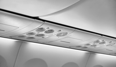 İtalya, uçak kabin ile Sigara İçilmez ve kemer işaretleri tutturmak üzerinde