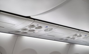 İtalya, uçak kabin ile Sigara İçilmez ve kemer işaretleri tutturmak üzerinde