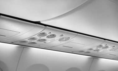 İtalya, uçak kabin ile Sigara İçilmez ve kemer işaretleri tutturmak üzerinde