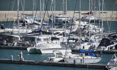 İtalya, Sicilya, Akdeniz, Marina di Ragusa; 14 Mart 2016, tekneler ve Lüks Yatlar marina - Editörden