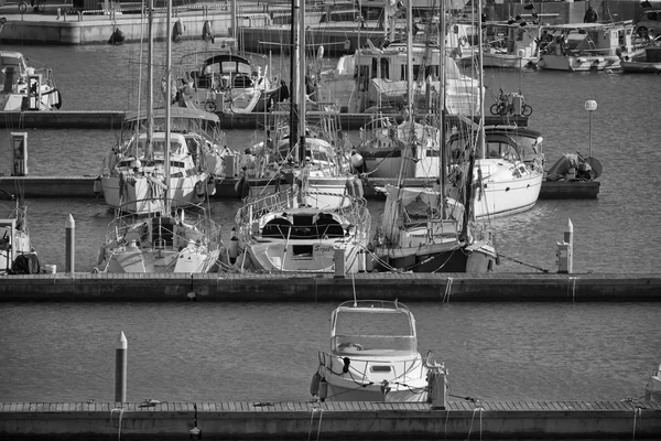 Itália, Sicília, Mar Mediterrâneo, Marina di Ragusa; 14 Março 2016, barcos e iates de luxo na marina - EDITORIAL — Fotografia de Stock