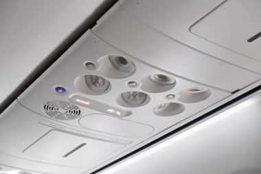 İtalya, uçak kabin fasten kemerleri ve Sigara İçilmez işaretleri