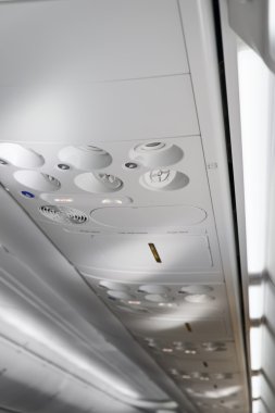 İtalya, uçak kabin fasten kemerleri ve Sigara İçilmez işaretleri