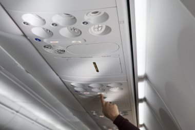 İtalya, uçak kabin fasten kemerleri ve Sigara İçilmez işaretleri