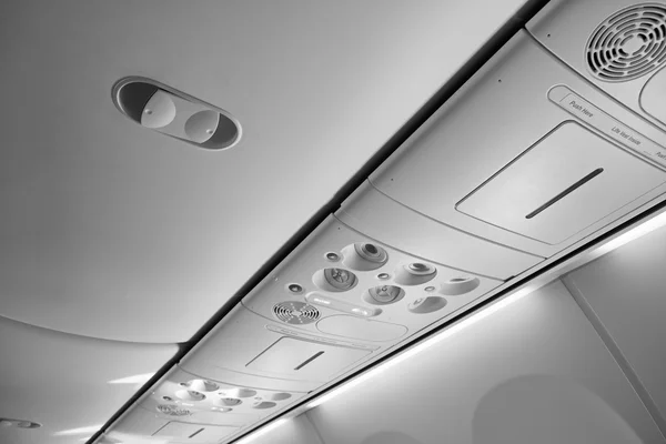 Italie, cabine de l'avion avec les ceintures attachées et panneaux anti-tabac sur — Photo
