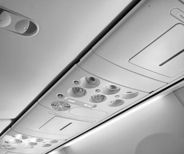 Italia, cabina del avión con los cinturones abrochados y no hay señales de fumar en — Foto de Stock