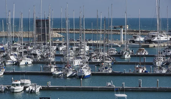 Italia, Sicilia, Mar Mediterraneo, Marina di Ragusa; 15 marzo 2016, barche e yacht di lusso nel porto turistico - EDITORIALE — Foto Stock