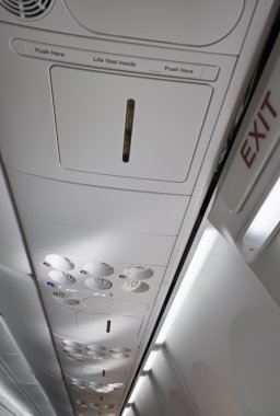 İtalya, uçak kabin fasten kemerleri ve Sigara İçilmez işaretleri