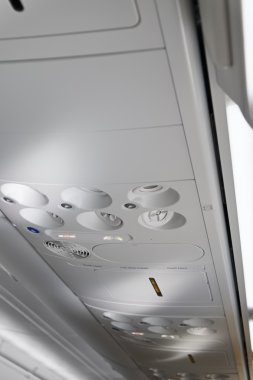 İtalya, uçak kabin fasten kemerleri ve Sigara İçilmez işaretleri