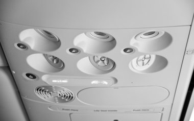 İtalya, uçak kabin fasten kemerleri ve Sigara İçilmez işaretleri