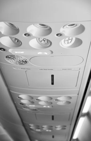 Italië, vliegtuig cabine met de fasten riemen en roken borden op — Stockfoto