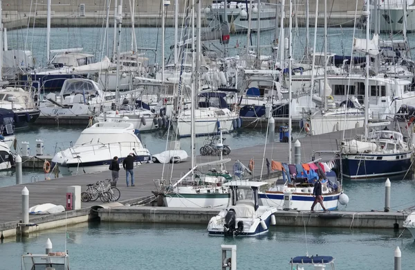 Италия, Сицилия, Средиземное море, Marina di Ragusa; 16 марта 2016, лодки и роскошные яхты в гавани - РЕДАКЦИЯ — стоковое фото