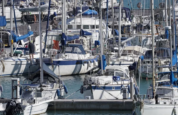 Itálie, Sicílie, Středozemní moře, Marina di Ragusa; 17. březen 2016, čluny a luxusní jachty v přístavišti-redakční — Stock fotografie
