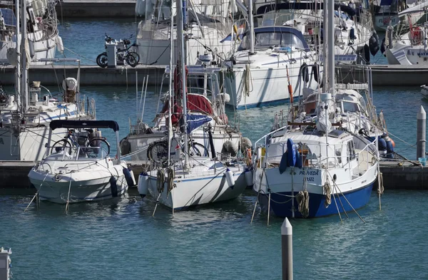 Itália, Sicília, Mar Mediterrâneo, Marina di Ragusa; 17 Março 2016, barcos e iates de luxo na marina - EDITORIAL — Fotografia de Stock