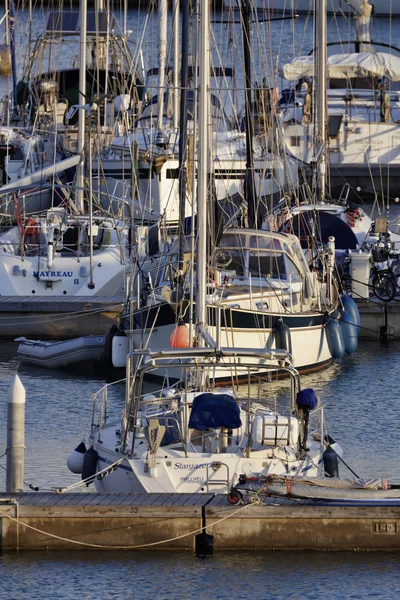 Италия, Сицилия, Средиземное море, Marina di Ragusa; 17 марта 2016, роскошные яхты в гавани на закате - РЕДАКЦИЯ — стоковое фото