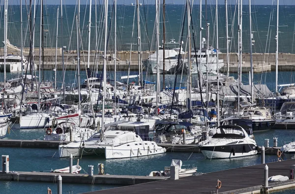 Italia, Sicilia, Mar Mediterráneo, Marina di Ragusa; 18 Marzo 2016, barcos y yates de lujo en el puerto deportivo - EDITORIAL —  Fotos de Stock