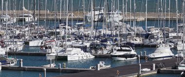 İtalya, Sicilya, Akdeniz, Marina di Ragusa; 18 Mart 2016, tekneler ve Lüks Yatlar marina - Editörden