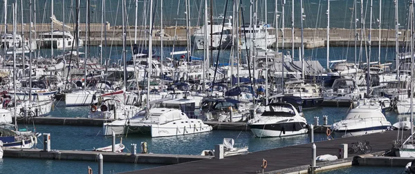 Италия, Сицилия, Средиземное море, Marina di Ragusa; 18 марта 2016, лодки и роскошные яхты в гавани - РЕДАКЦИЯ — стоковое фото