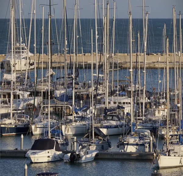 Itália, Sicília, Mar Mediterrâneo, Marina di Ragusa; 18 Março 2016, iates de luxo na marina - EDITORIAL — Fotografia de Stock