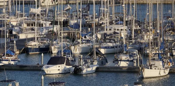 Włochy, Sycylia, Morze Śródziemne, Marina di Ragusa; 18 marca 2016, luksusowe jachty w przystani-Redakcja — Zdjęcie stockowe