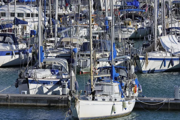 Italien, Sizilien, Mittelmeer, Marina di ragusa; 18. März 2016, Luxusyachten im Yachthafen - Leitartikel — Stockfoto